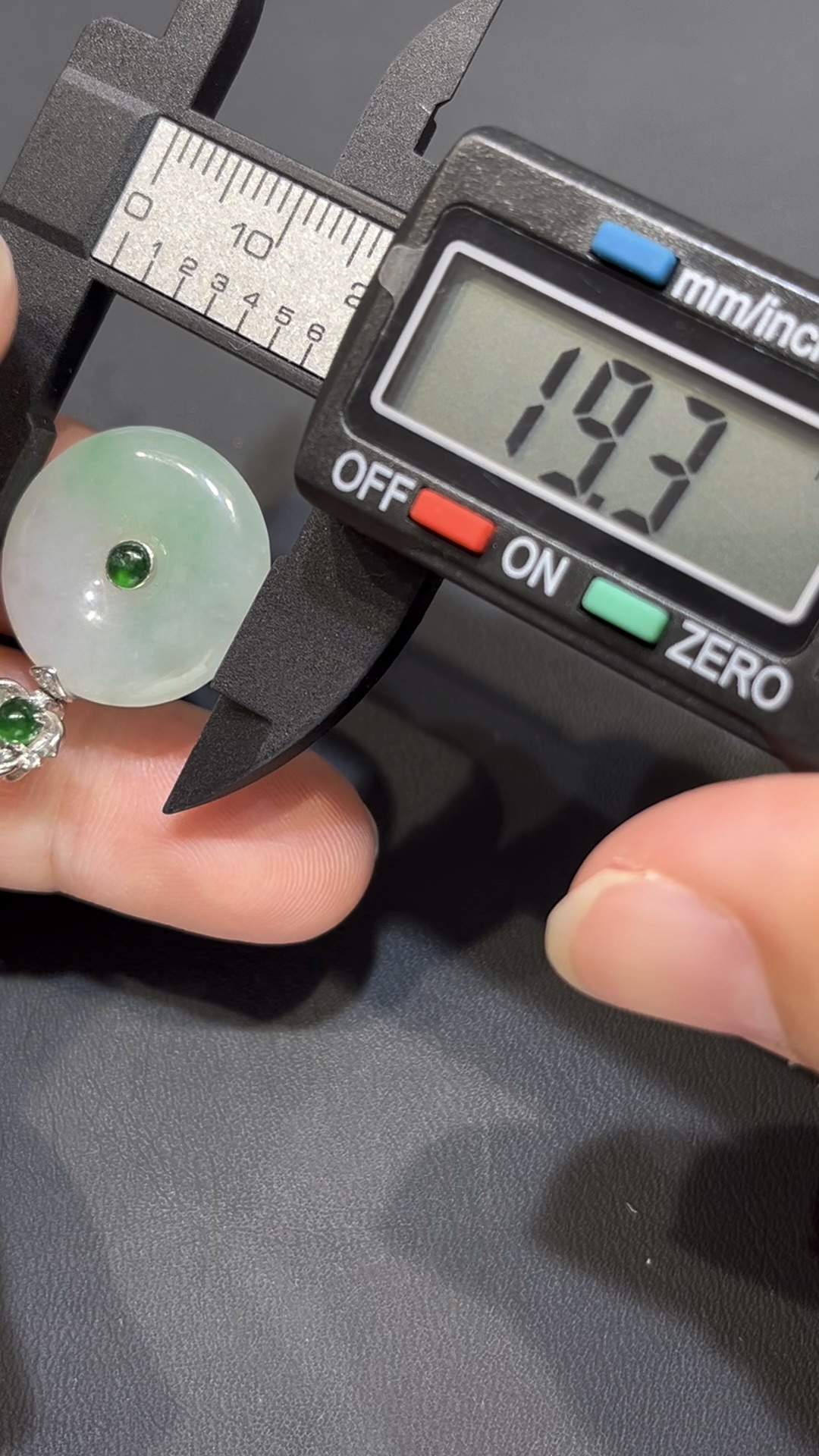 翡翠平安扣吊墜|淺綠玉料 × 綠色蛋面點綴 × 18K白金鑲嵌 × 小精品推薦 #794 9 翡翠平安扣吊墜|淺綠玉料 × 綠色蛋面點綴 × 18K白金鑲嵌 × 小精品推薦 #794 - Image 9