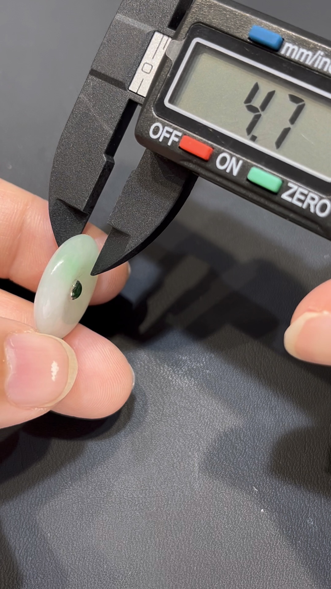 翡翠平安扣吊墜|淺綠玉料 × 綠色蛋面點綴 × 18K白金鑲嵌 × 小精品推薦 #794 11 翡翠平安扣吊墜|淺綠玉料 × 綠色蛋面點綴 × 18K白金鑲嵌 × 小精品推薦 #794 - Image 11