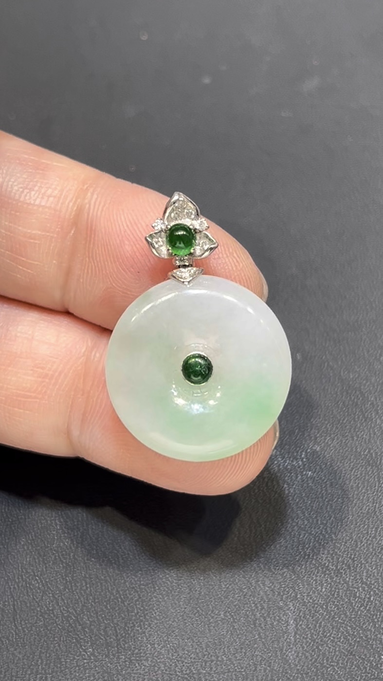 翡翠平安扣吊墜|淺綠玉料 × 綠色蛋面點綴 × 18K白金鑲嵌 × 小精品推薦 #794 2 翡翠平安扣吊墜|淺綠玉料 × 綠色蛋面點綴 × 18K白金鑲嵌 × 小精品推薦 #794 - Image 2