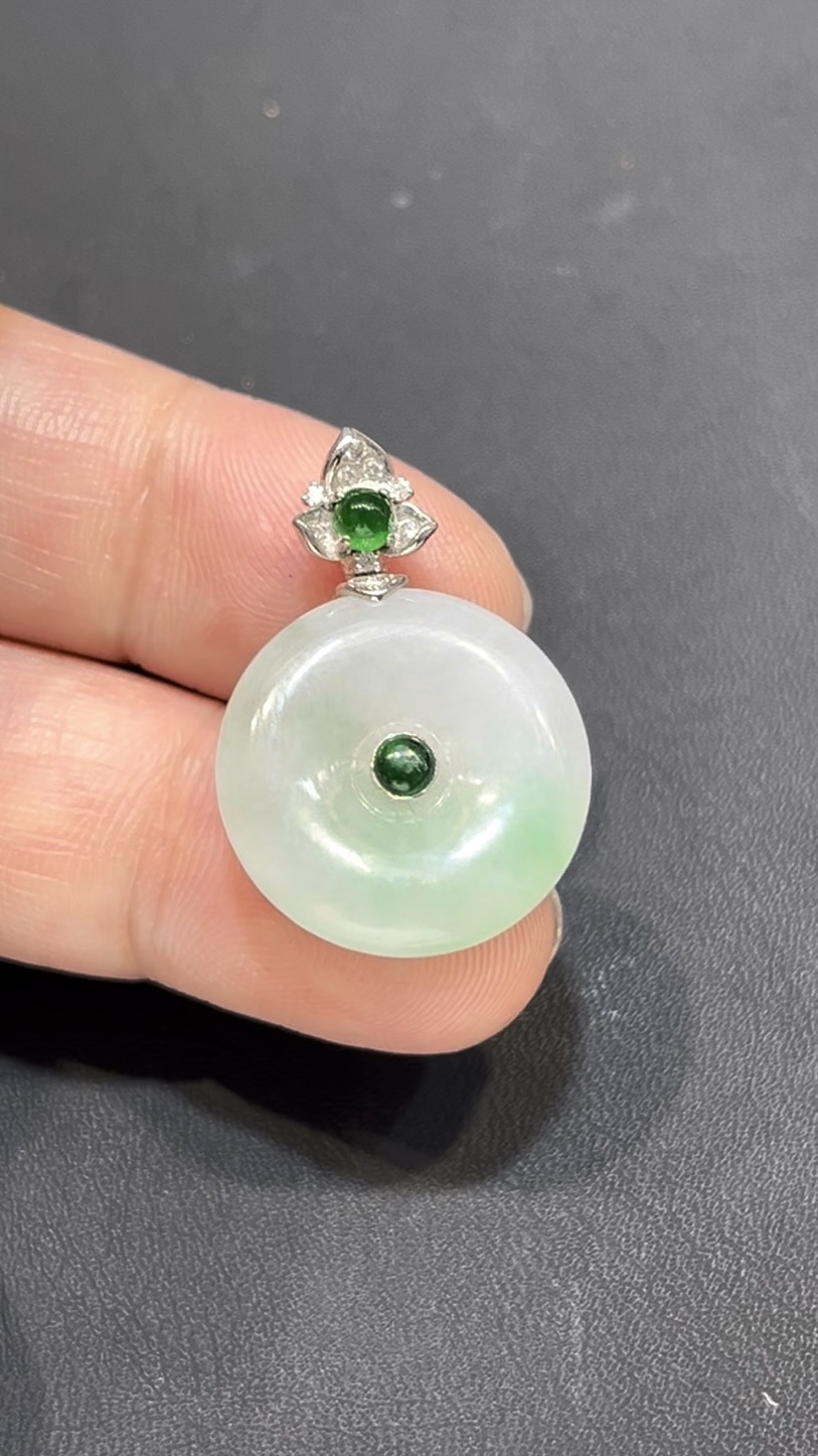 翡翠平安扣吊墜|淺綠玉料 × 綠色蛋面點綴 × 18K白金鑲嵌 × 小精品推薦 #794 3 翡翠平安扣吊墜|淺綠玉料 × 綠色蛋面點綴 × 18K白金鑲嵌 × 小精品推薦 #794 - Image 3