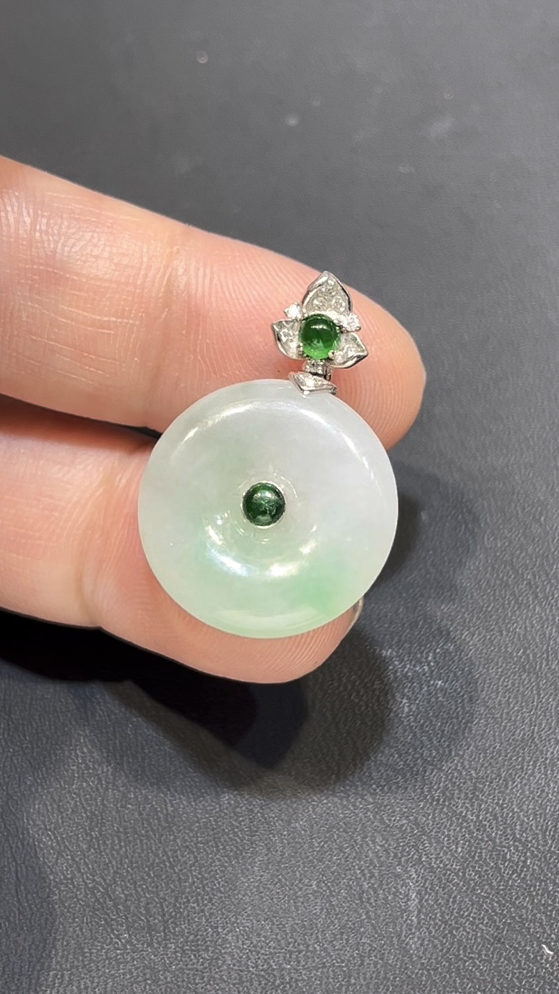 翡翠平安扣吊墜|淺綠玉料 × 綠色蛋面點綴 × 18K白金鑲嵌 × 小精品推薦 #794 4 翡翠平安扣吊墜|淺綠玉料 × 綠色蛋面點綴 × 18K白金鑲嵌 × 小精品推薦 #794 - Image 4