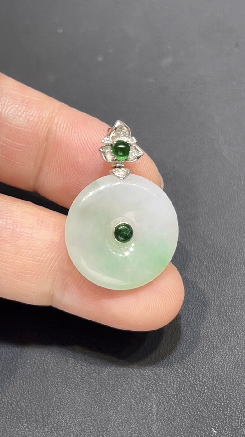 翡翠平安扣吊墜|淺綠玉料 × 綠色蛋面點綴 × 18K白金鑲嵌 × 小精品推薦 #794 5 翡翠平安扣吊墜|淺綠玉料 × 綠色蛋面點綴 × 18K白金鑲嵌 × 小精品推薦 #794 - Image 5