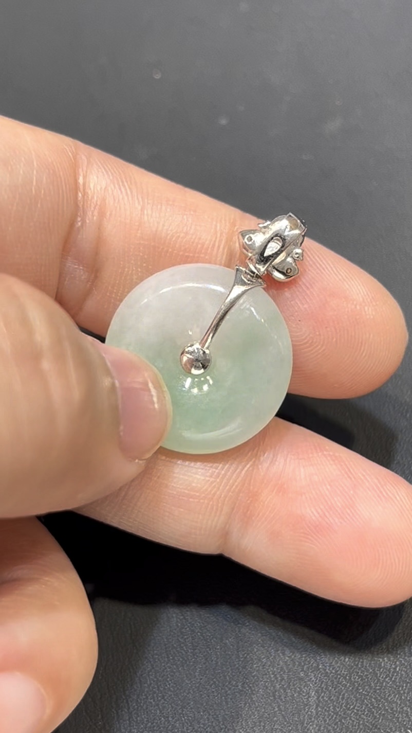 翡翠平安扣吊墜|淺綠玉料 × 綠色蛋面點綴 × 18K白金鑲嵌 × 小精品推薦 #794 6 翡翠平安扣吊墜|淺綠玉料 × 綠色蛋面點綴 × 18K白金鑲嵌 × 小精品推薦 #794 - Image 6