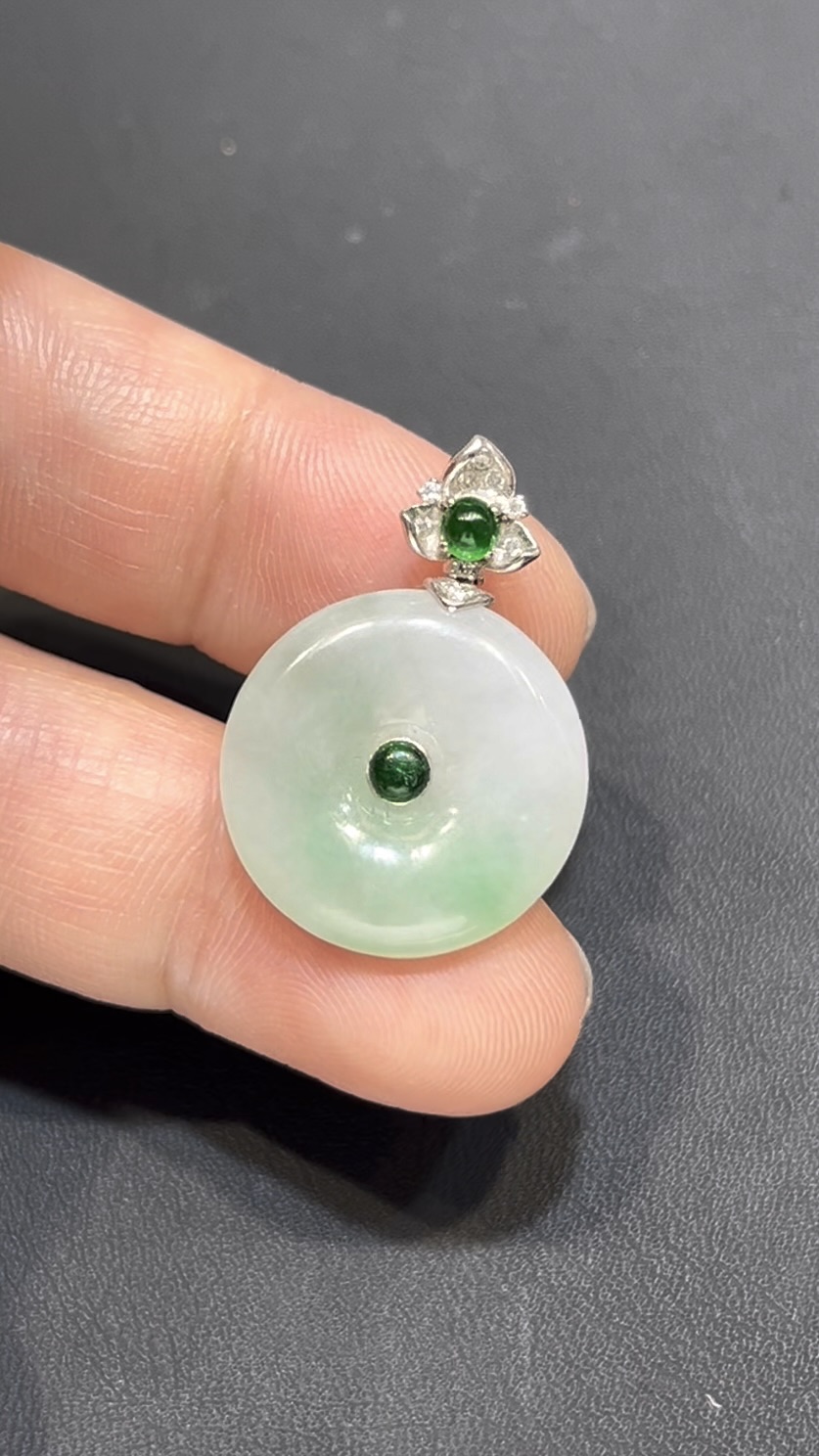 翡翠平安扣吊墜|淺綠玉料 × 綠色蛋面點綴 × 18K白金鑲嵌 × 小精品推薦 #794 7 翡翠平安扣吊墜|淺綠玉料 × 綠色蛋面點綴 × 18K白金鑲嵌 × 小精品推薦 #794 - Image 7