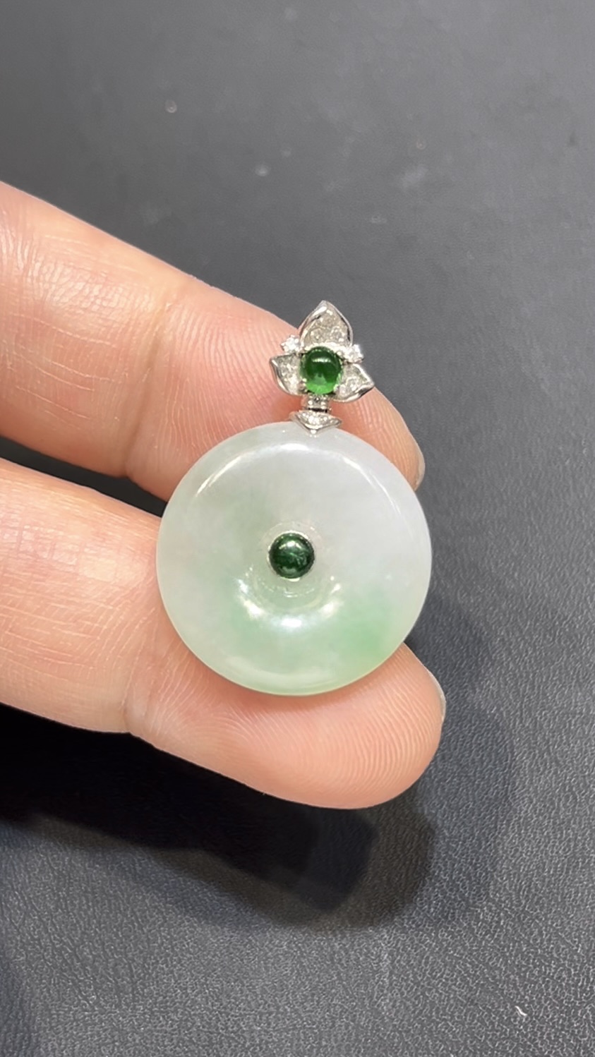 翡翠平安扣吊墜|淺綠玉料 × 綠色蛋面點綴 × 18K白金鑲嵌 × 小精品推薦 #794 8 翡翠平安扣吊墜|淺綠玉料 × 綠色蛋面點綴 × 18K白金鑲嵌 × 小精品推薦 #794 - Image 8