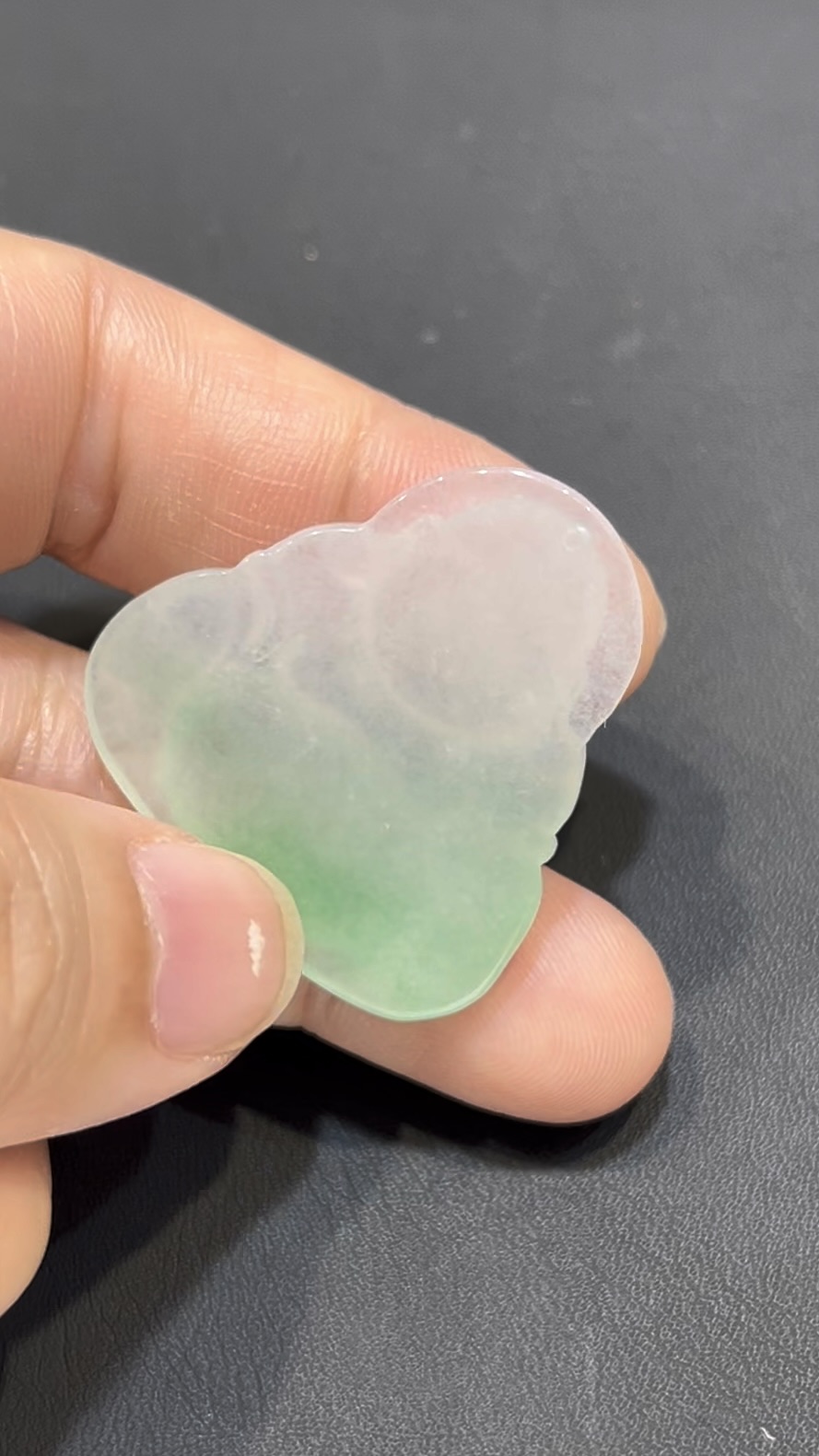 翡翠佛公吊墜|淺綠高種水 × 香港舊工 × 精緻立體雕刻 × 福氣守護推薦 #795 4 翡翠佛公吊墜|淺綠高種水 × 香港舊工 × 精緻立體雕刻 × 福氣守護推薦 #795 - Image 4