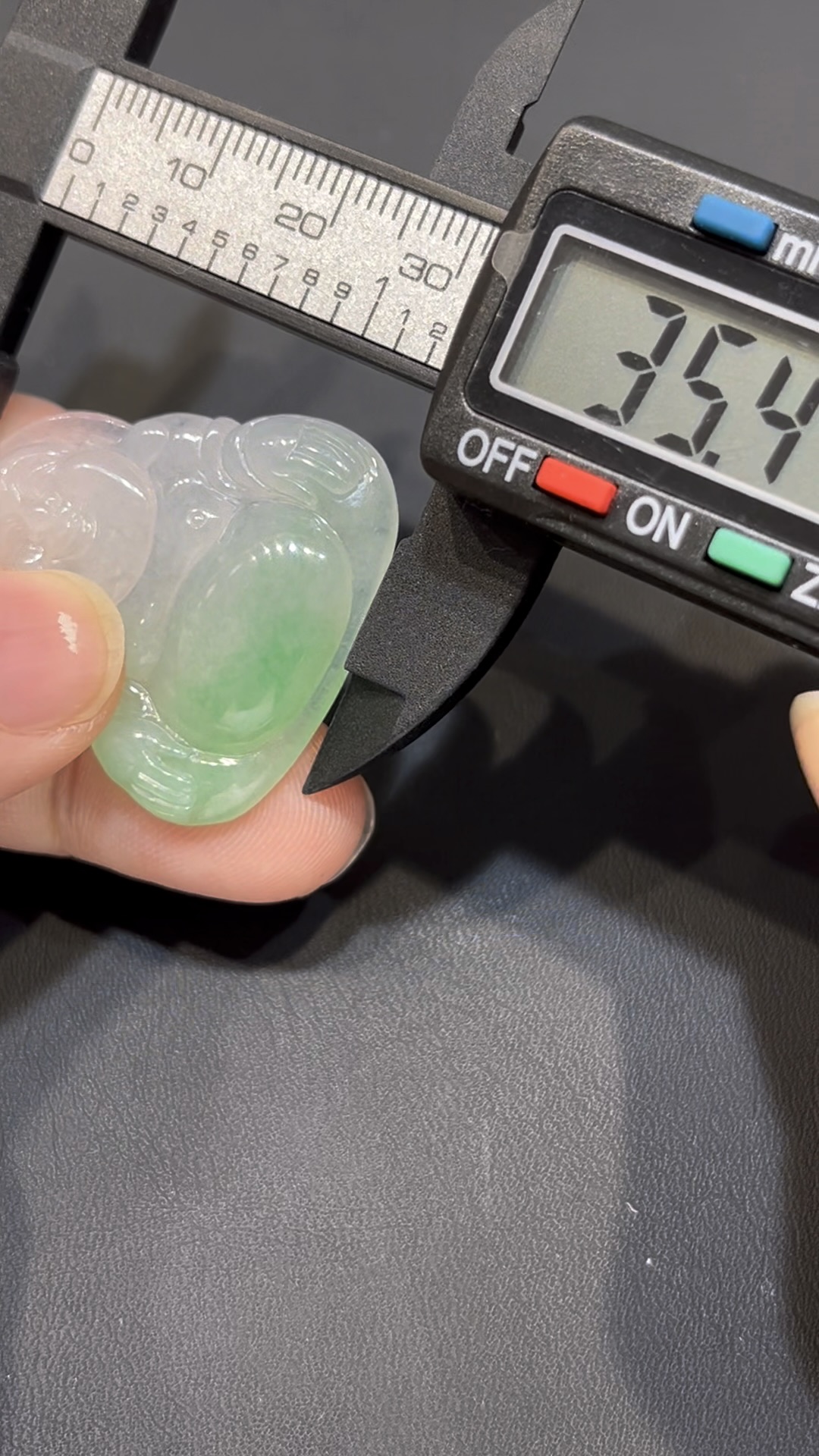 翡翠佛公吊墜|淺綠高種水 × 香港舊工 × 精緻立體雕刻 × 福氣守護推薦 #795 7 翡翠佛公吊墜|淺綠高種水 × 香港舊工 × 精緻立體雕刻 × 福氣守護推薦 #795 - Image 7