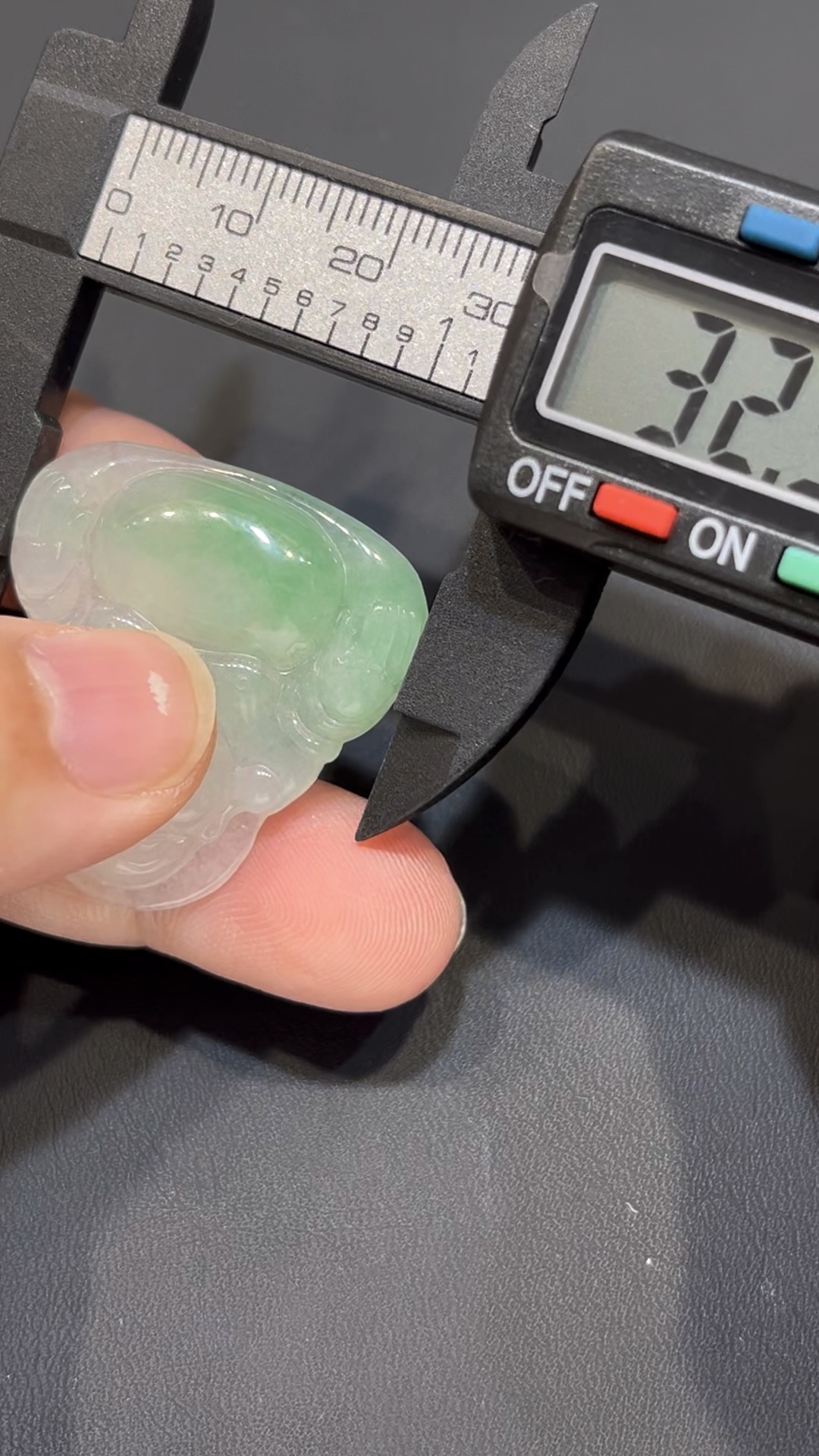 翡翠佛公吊墜|淺綠高種水 × 香港舊工 × 精緻立體雕刻 × 福氣守護推薦 #795 8 翡翠佛公吊墜|淺綠高種水 × 香港舊工 × 精緻立體雕刻 × 福氣守護推薦 #795 - Image 8