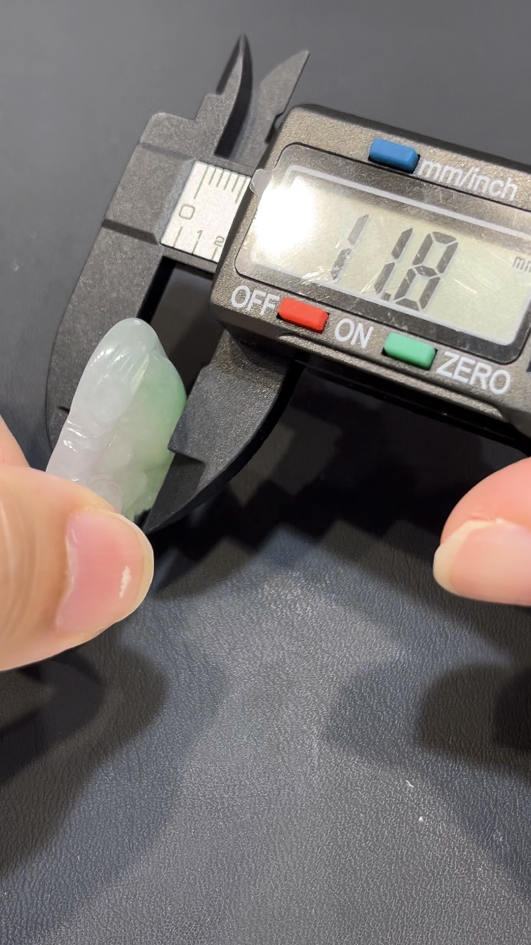 翡翠佛公吊墜|淺綠高種水 × 香港舊工 × 精緻立體雕刻 × 福氣守護推薦 #795 9 翡翠佛公吊墜|淺綠高種水 × 香港舊工 × 精緻立體雕刻 × 福氣守護推薦 #795 - Image 9