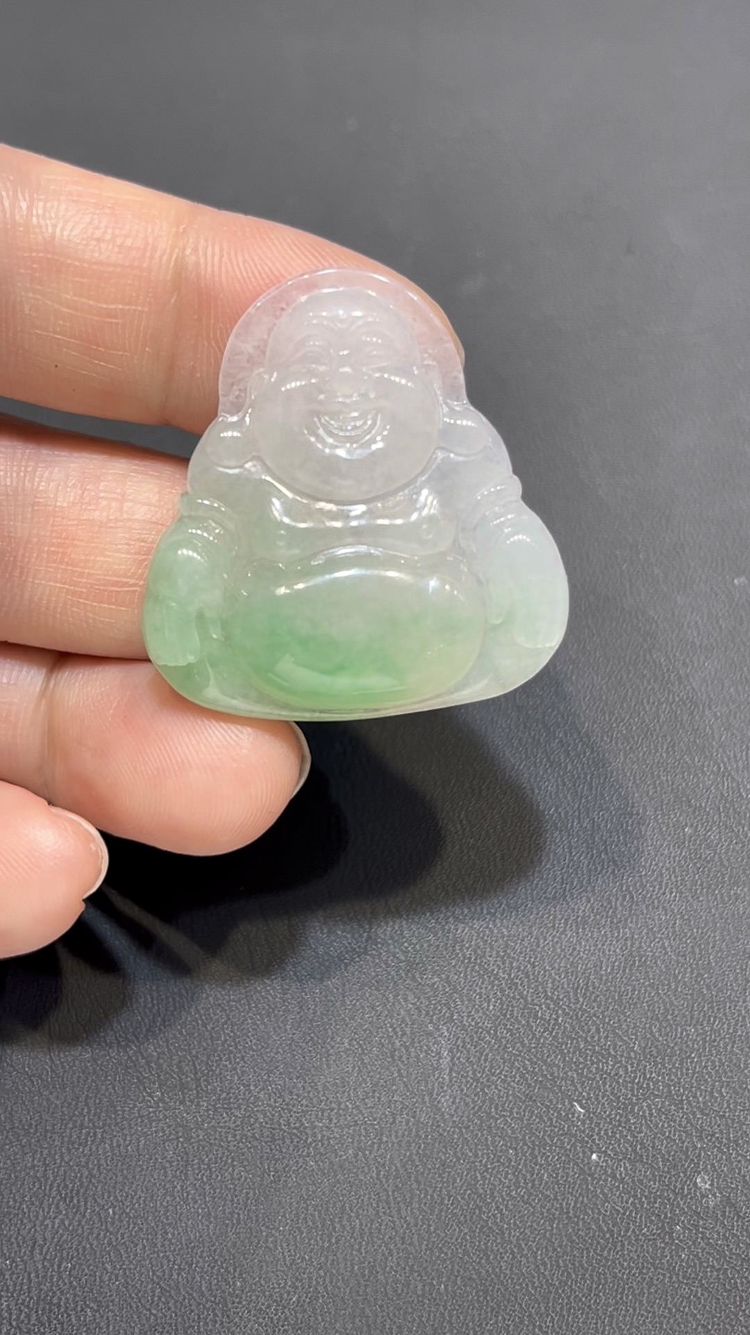 翡翠佛公吊墜|淺綠高種水 × 香港舊工 × 精緻立體雕刻 × 福氣守護推薦 #795 6 翡翠佛公吊墜|淺綠高種水 × 香港舊工 × 精緻立體雕刻 × 福氣守護推薦 #795 - Image 6