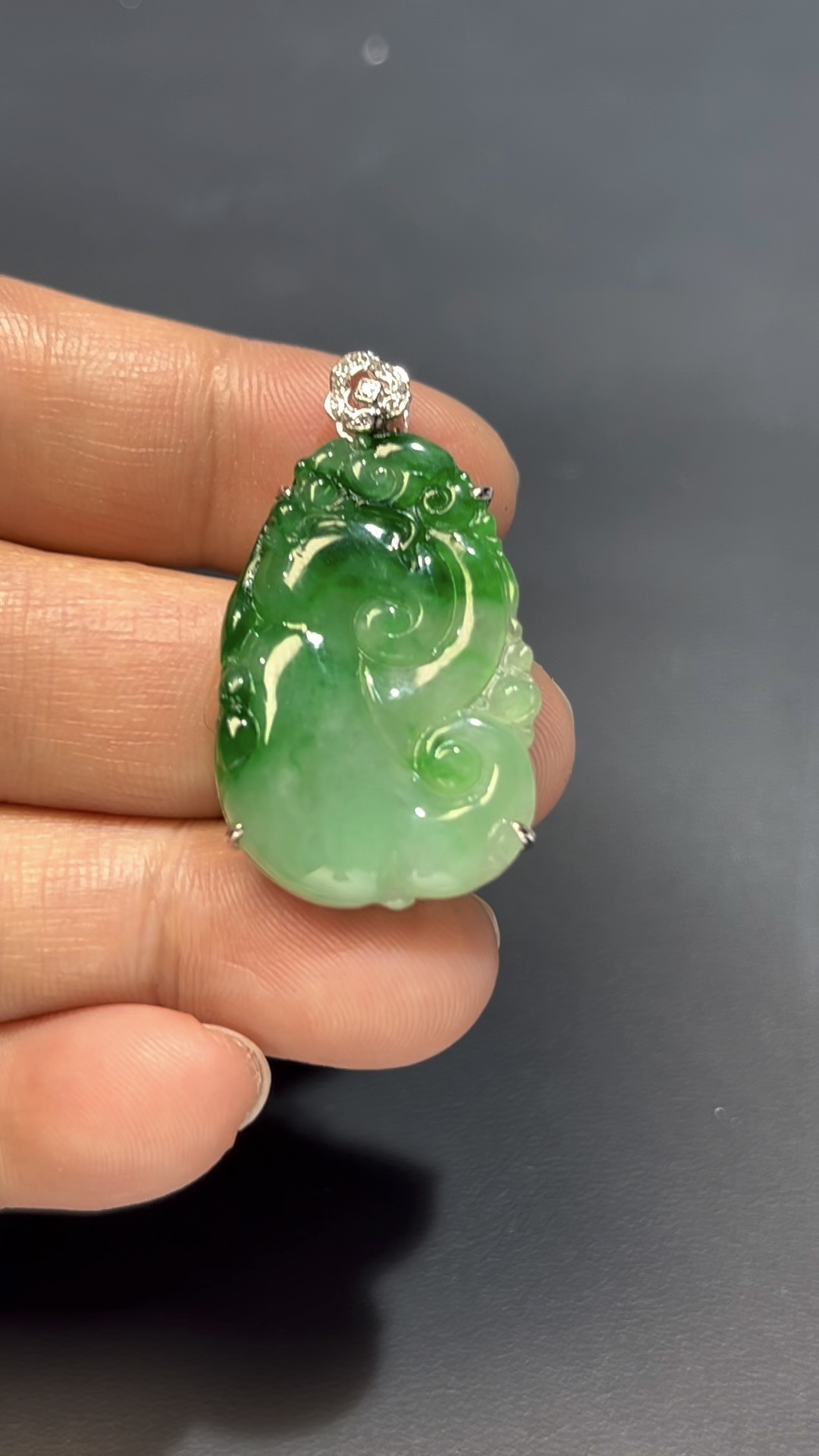 翡翠如意吊墜|天然綠翡翠 × 18K包鑲嵌 × 如意吉祥 × 高性價比推薦 #808 2 翡翠如意吊墜|天然綠翡翠 × 18K包鑲嵌 × 如意吉祥 × 高性價比推薦 #808 - Image 2