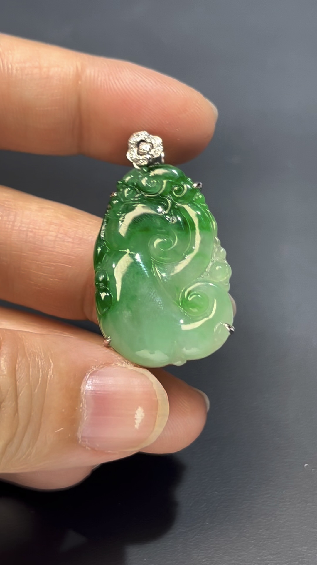 翡翠如意吊墜|天然綠翡翠 × 18K包鑲嵌 × 如意吉祥 × 高性價比推薦 #808 3 翡翠如意吊墜|天然綠翡翠 × 18K包鑲嵌 × 如意吉祥 × 高性價比推薦 #808 - Image 3