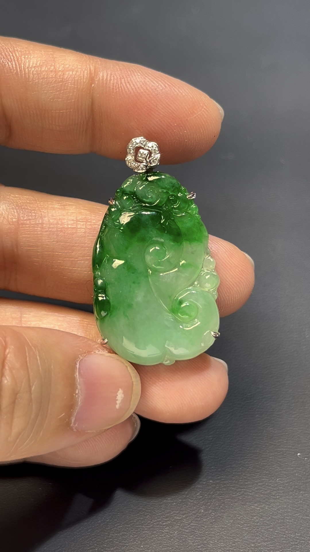 翡翠如意吊墜|天然綠翡翠 × 18K包鑲嵌 × 如意吉祥 × 高性價比推薦 #808 4 翡翠如意吊墜|天然綠翡翠 × 18K包鑲嵌 × 如意吉祥 × 高性價比推薦 #808 - Image 4