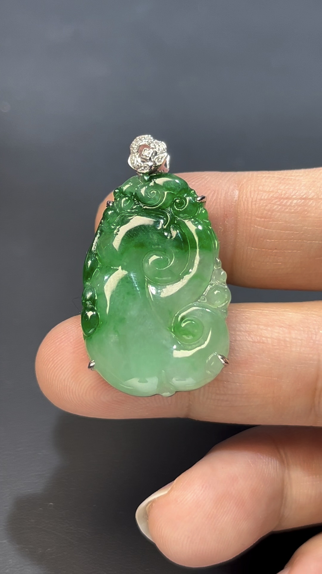 翡翠如意吊墜|天然綠翡翠 × 18K包鑲嵌 × 如意吉祥 × 高性價比推薦 #808 1 翡翠如意吊墜|天然綠翡翠 × 18K包鑲嵌 × 如意吉祥 × 高性價比推薦 #808