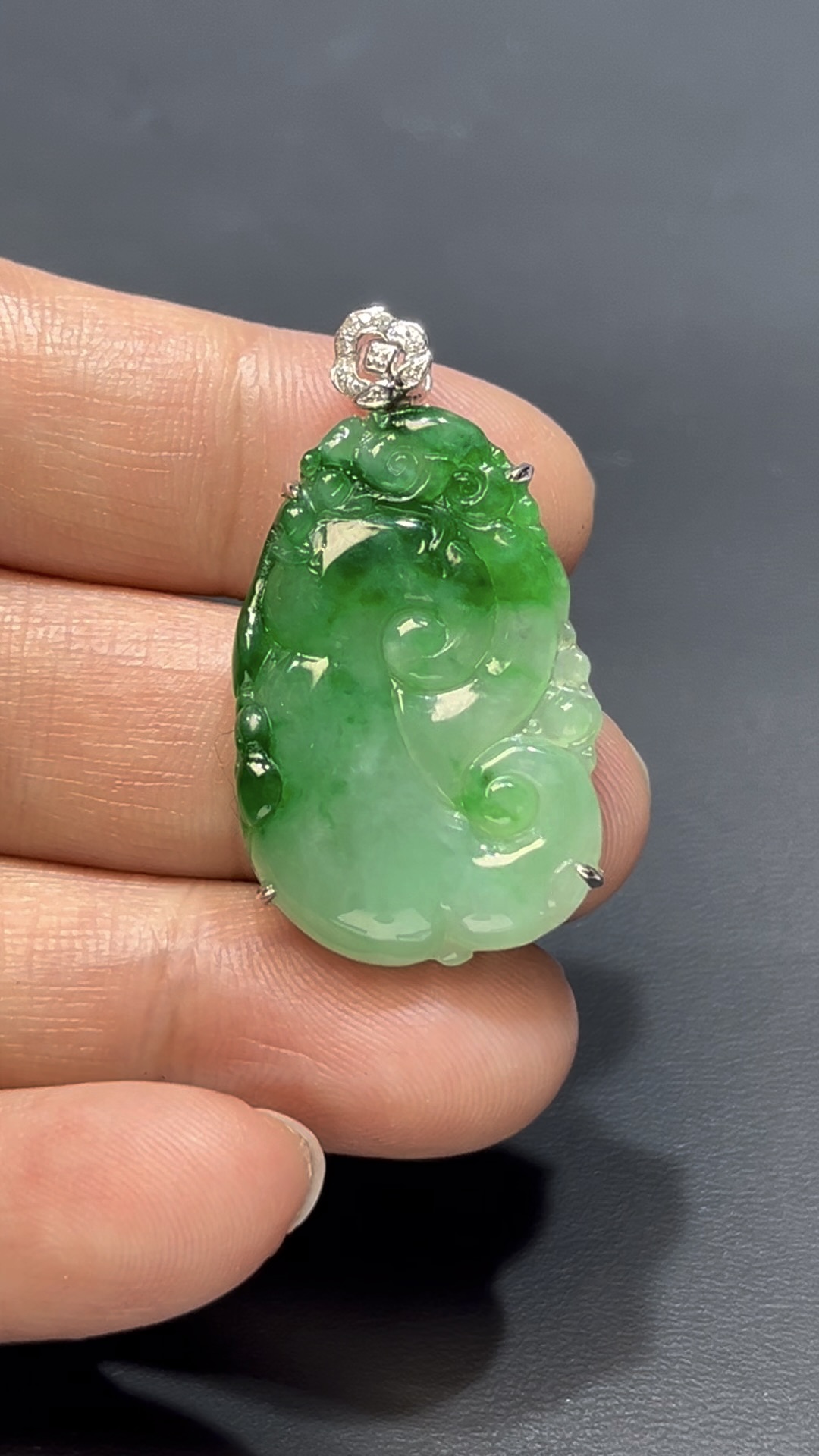 翡翠如意吊墜|天然綠翡翠 × 18K包鑲嵌 × 如意吉祥 × 高性價比推薦 #808 5 翡翠如意吊墜|天然綠翡翠 × 18K包鑲嵌 × 如意吉祥 × 高性價比推薦 #808 - Image 5