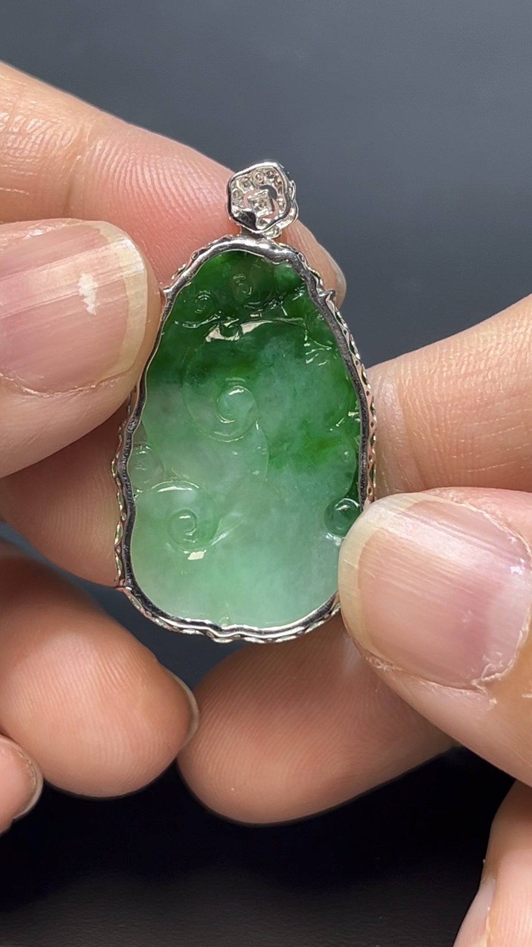 翡翠如意吊墜|天然綠翡翠 × 18K包鑲嵌 × 如意吉祥 × 高性價比推薦 #808 6 翡翠如意吊墜|天然綠翡翠 × 18K包鑲嵌 × 如意吉祥 × 高性價比推薦 #808 - Image 6