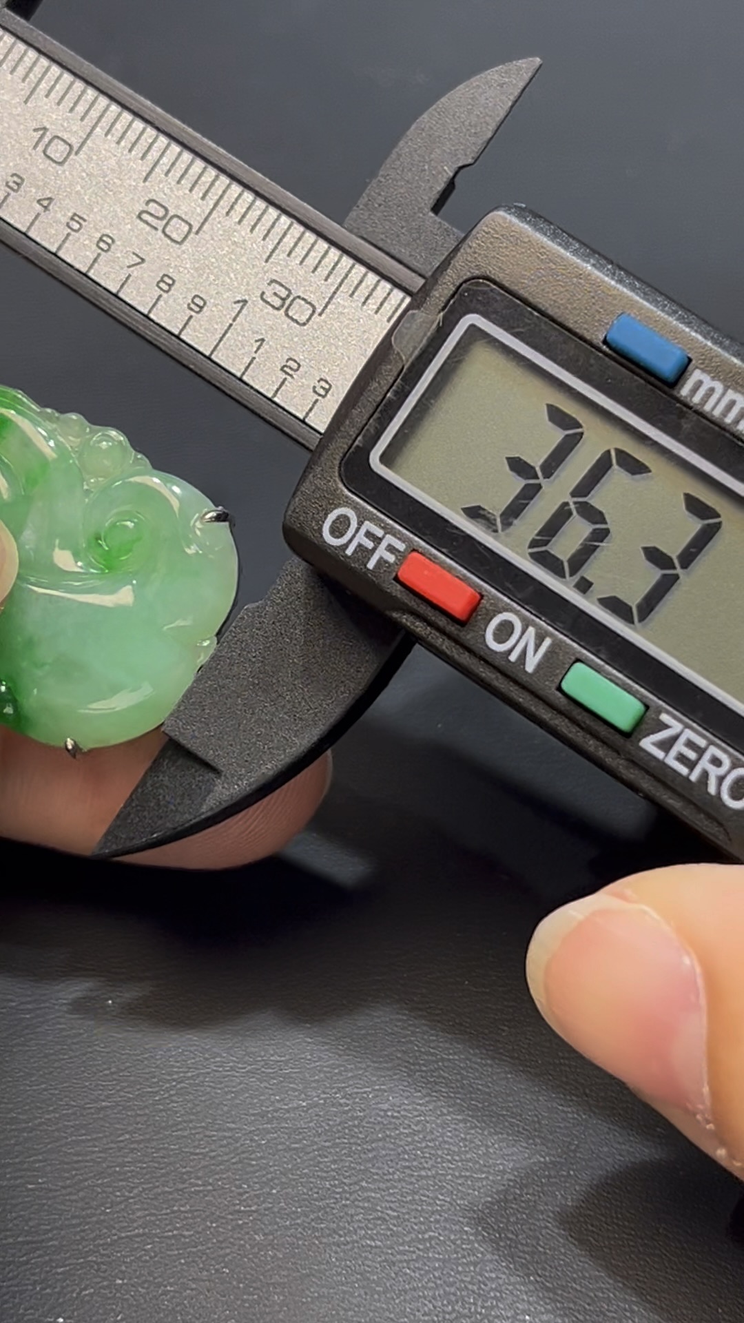 翡翠如意吊墜|天然綠翡翠 × 18K包鑲嵌 × 如意吉祥 × 高性價比推薦 #808 7 翡翠如意吊墜|天然綠翡翠 × 18K包鑲嵌 × 如意吉祥 × 高性價比推薦 #808 - Image 7