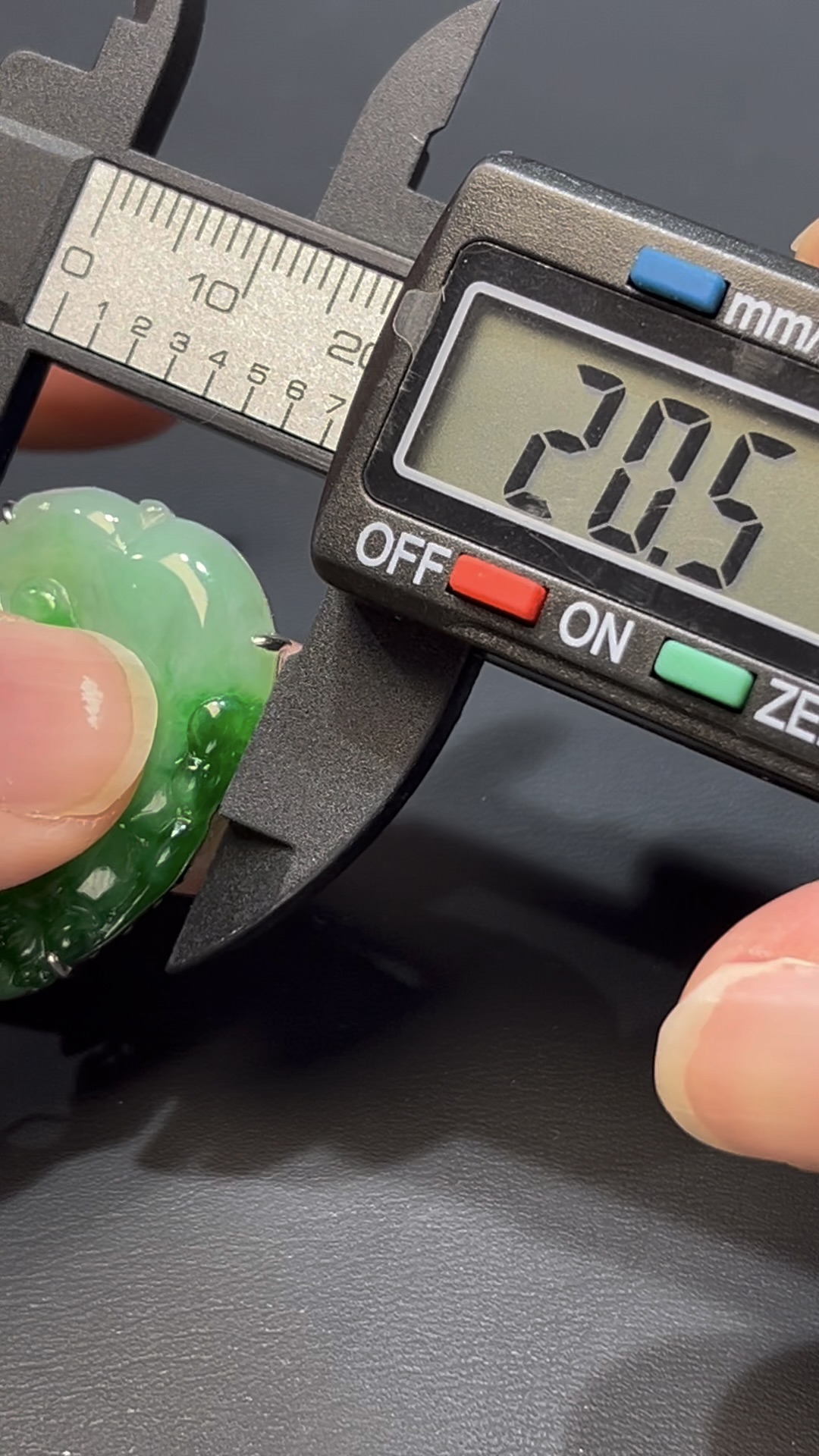 翡翠如意吊墜|天然綠翡翠 × 18K包鑲嵌 × 如意吉祥 × 高性價比推薦 #808 8 翡翠如意吊墜|天然綠翡翠 × 18K包鑲嵌 × 如意吉祥 × 高性價比推薦 #808 - Image 8