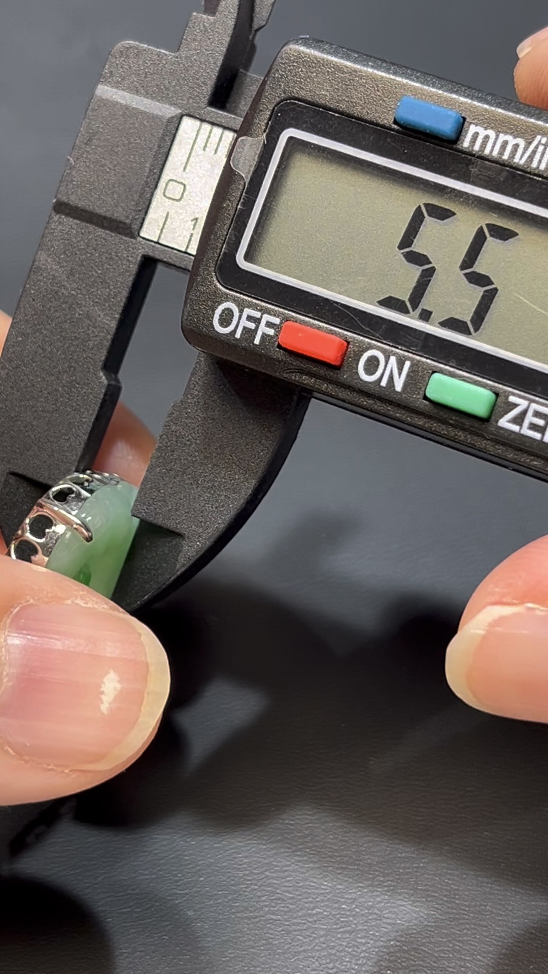 翡翠如意吊墜|天然綠翡翠 × 18K包鑲嵌 × 如意吉祥 × 高性價比推薦 #808 9 翡翠如意吊墜|天然綠翡翠 × 18K包鑲嵌 × 如意吉祥 × 高性價比推薦 #808 - Image 9