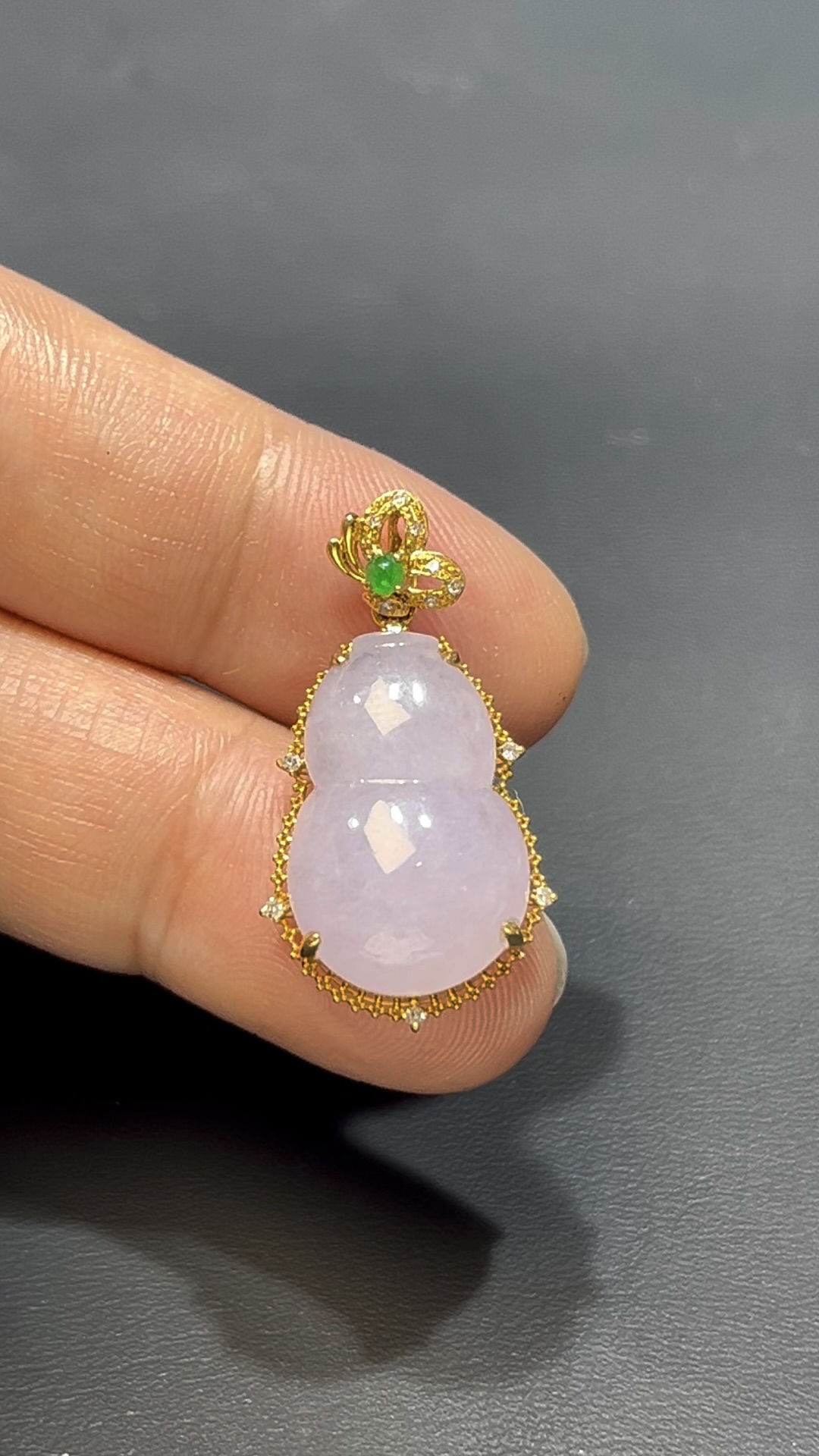 翡翠葫蘆吊墜|淺紫翡翠 × 18K黃金包鑲 × 福祿雙全 × 高雅小精品推薦 #810 3 翡翠葫蘆吊墜|淺紫翡翠 × 18K黃金包鑲 × 福祿雙全 × 高雅小精品推薦 #810 - Image 3