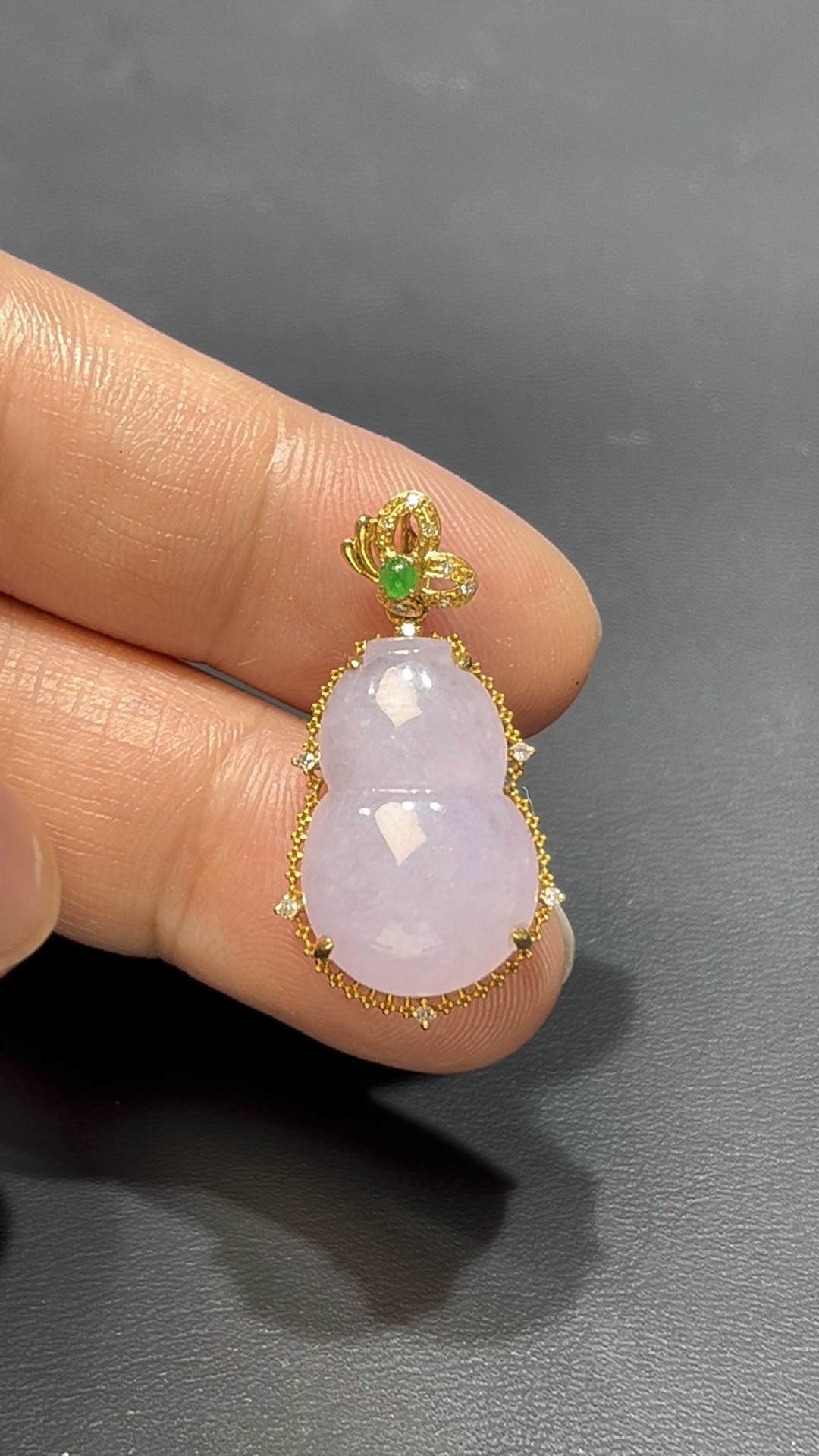 翡翠葫蘆吊墜|淺紫翡翠 × 18K黃金包鑲 × 福祿雙全 × 高雅小精品推薦 #810 4 翡翠葫蘆吊墜|淺紫翡翠 × 18K黃金包鑲 × 福祿雙全 × 高雅小精品推薦 #810 - Image 4