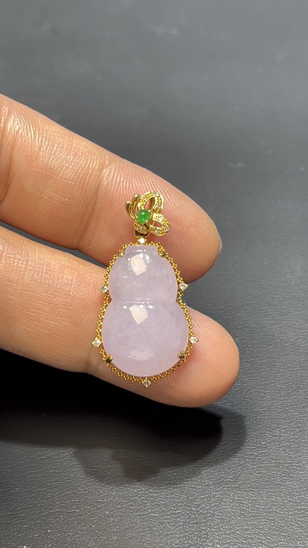 翡翠葫蘆吊墜|淺紫翡翠 × 18K黃金包鑲 × 福祿雙全 × 高雅小精品推薦 #810 5 翡翠葫蘆吊墜|淺紫翡翠 × 18K黃金包鑲 × 福祿雙全 × 高雅小精品推薦 #810 - Image 5